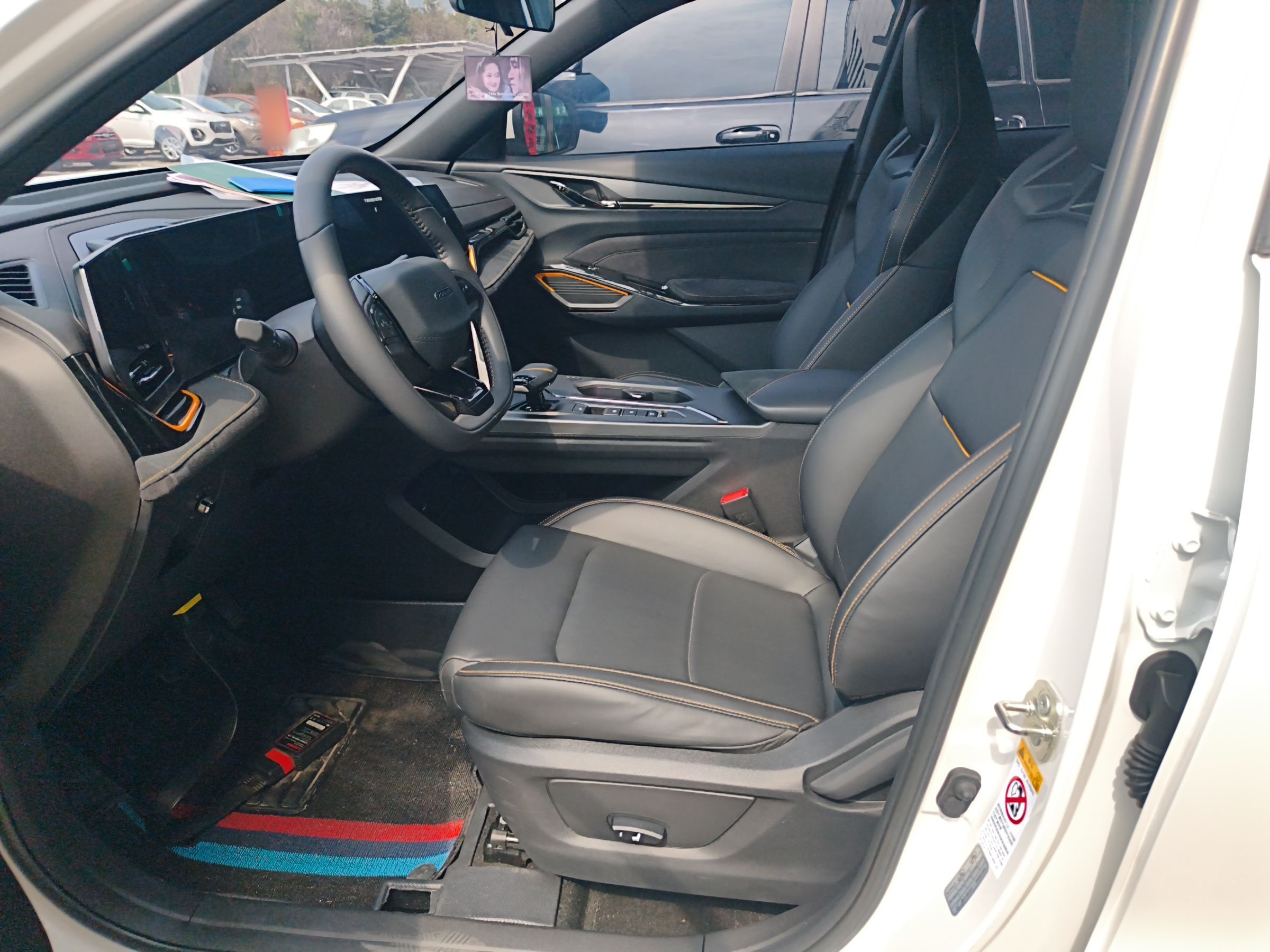 المقاعد الأمامية داخل السيارة