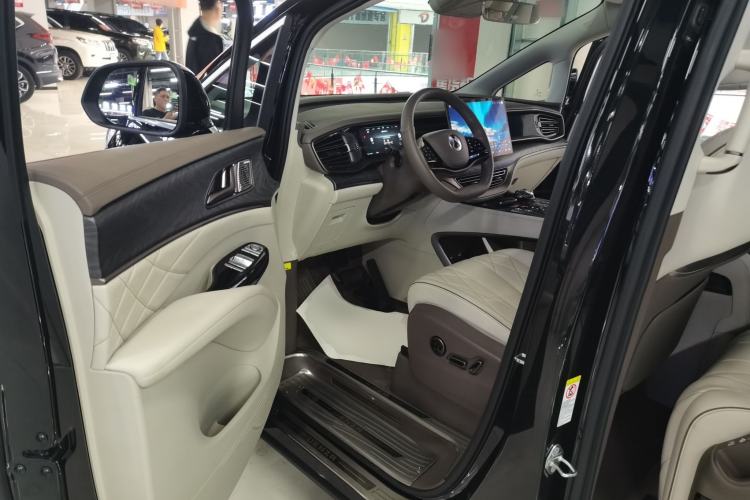 Used Denza D9 2022 DM-i 1040 Prestige Model