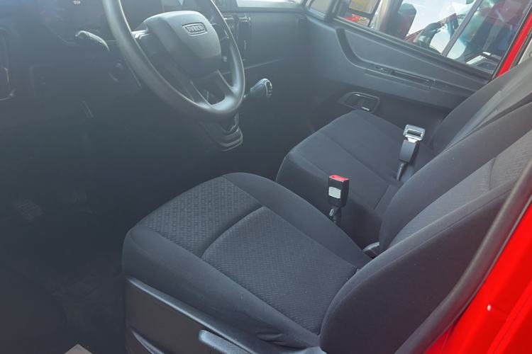 Used Iveco Daily 2023 2.8T V35 Van Short Wheelbase Mid-Roof Design Dual Tires Side-Swing Doors 2-3 Seater
