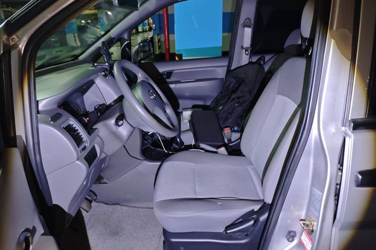 Used Dongfeng Shuaike 2013 Revised Version 1.5L Manual Comfort Trim 7 Seats China IV Standard