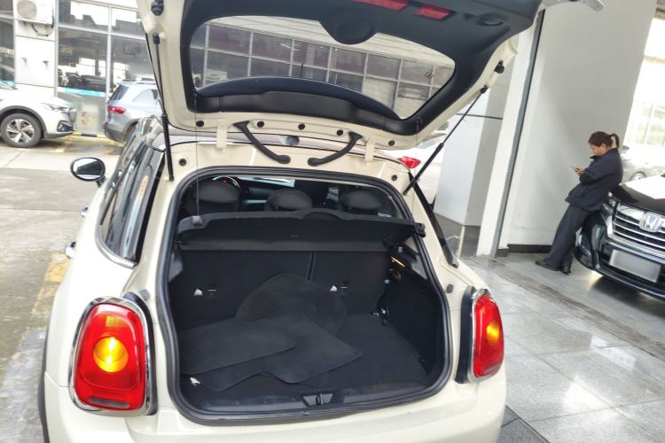 Used MINI 2016 1.5T COOPER Five-Door Edition Trunk