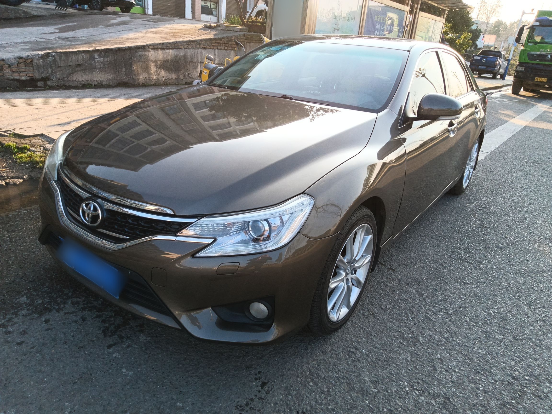 Под передней частью автомобиля