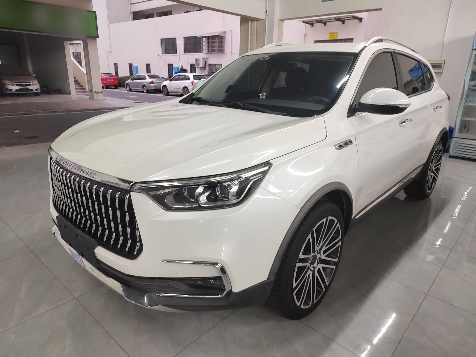 تحت مقدمة السيارة