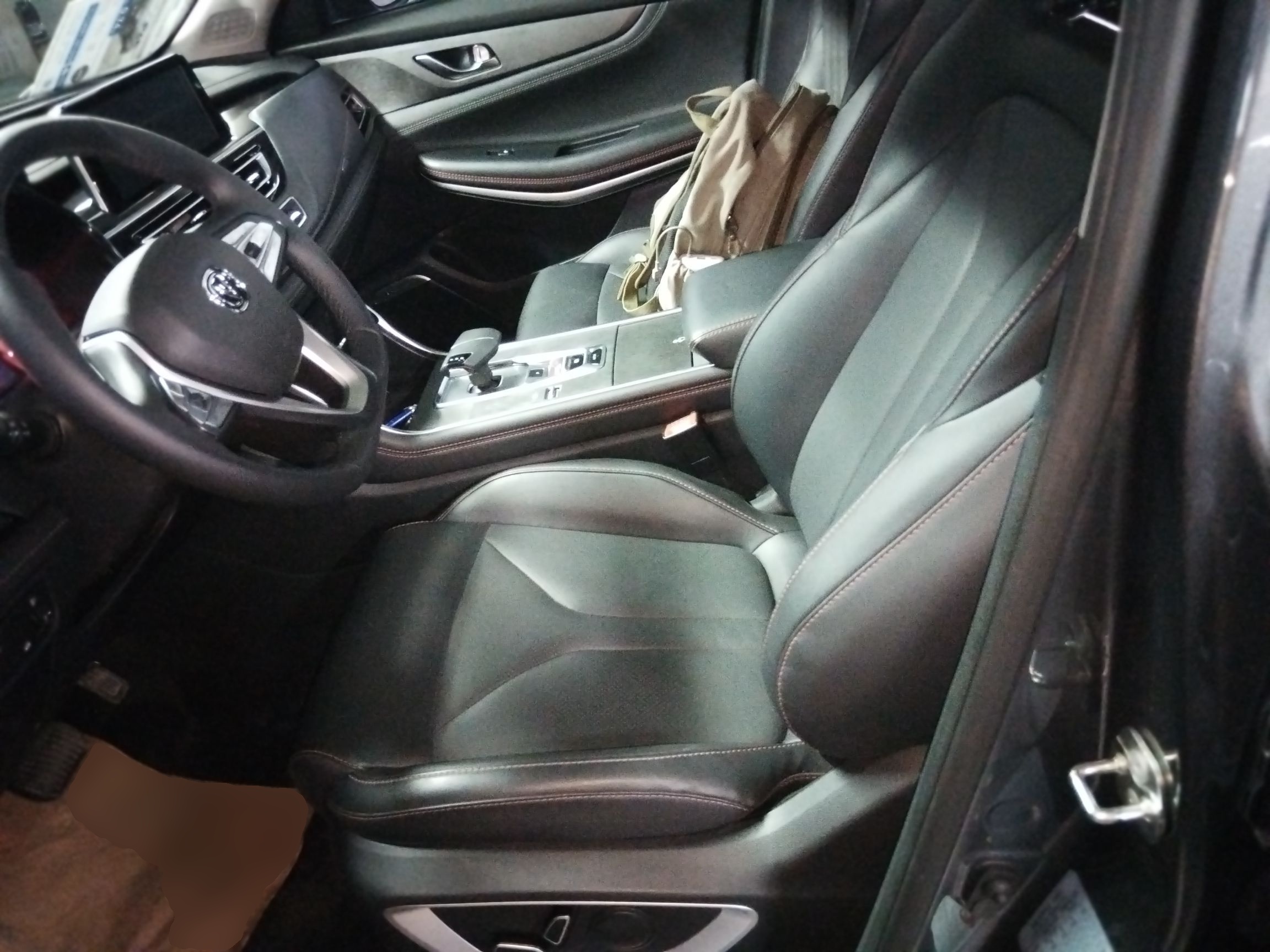 Переднее сиденье в автомобиле