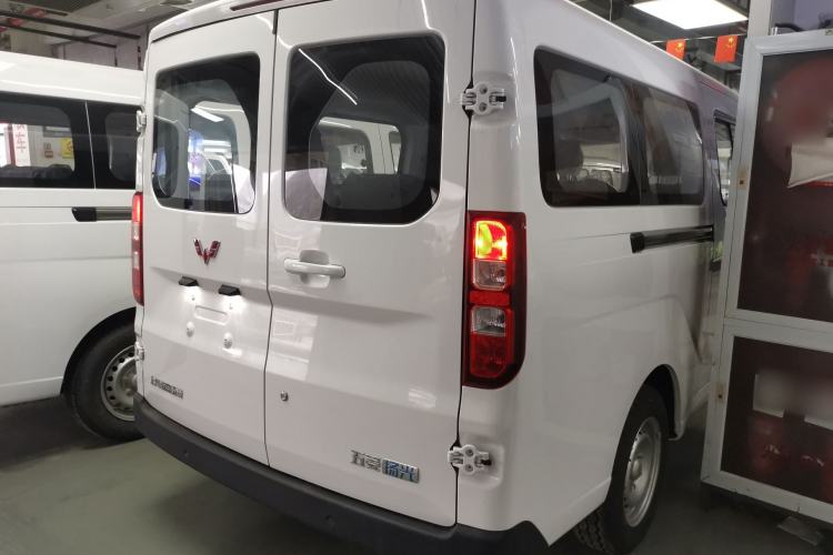 Used Wuling Yangguang 2024 300KM Comfort Version Passenger Van 75kW
