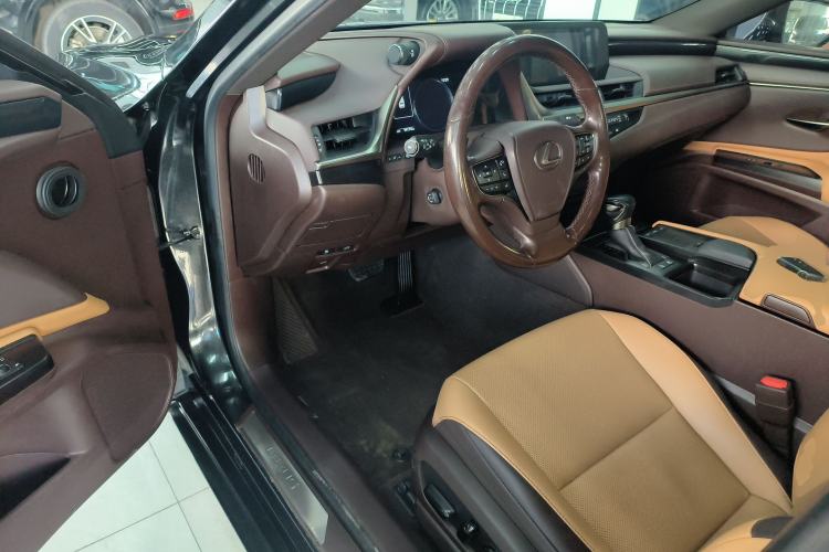 Used Lexus ES 2020 300h Premier Edition
