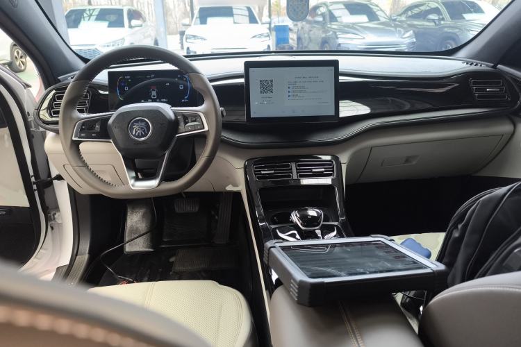 Used BYD Qin PLUS 2024 HONOR Edition DM-i 55KM Leading Model Center Console