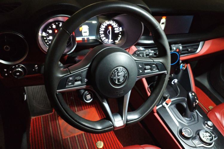 Used Alfa Romeo Stelvio 2017 2.0T 200HP Luxury Edition Steering Wheel