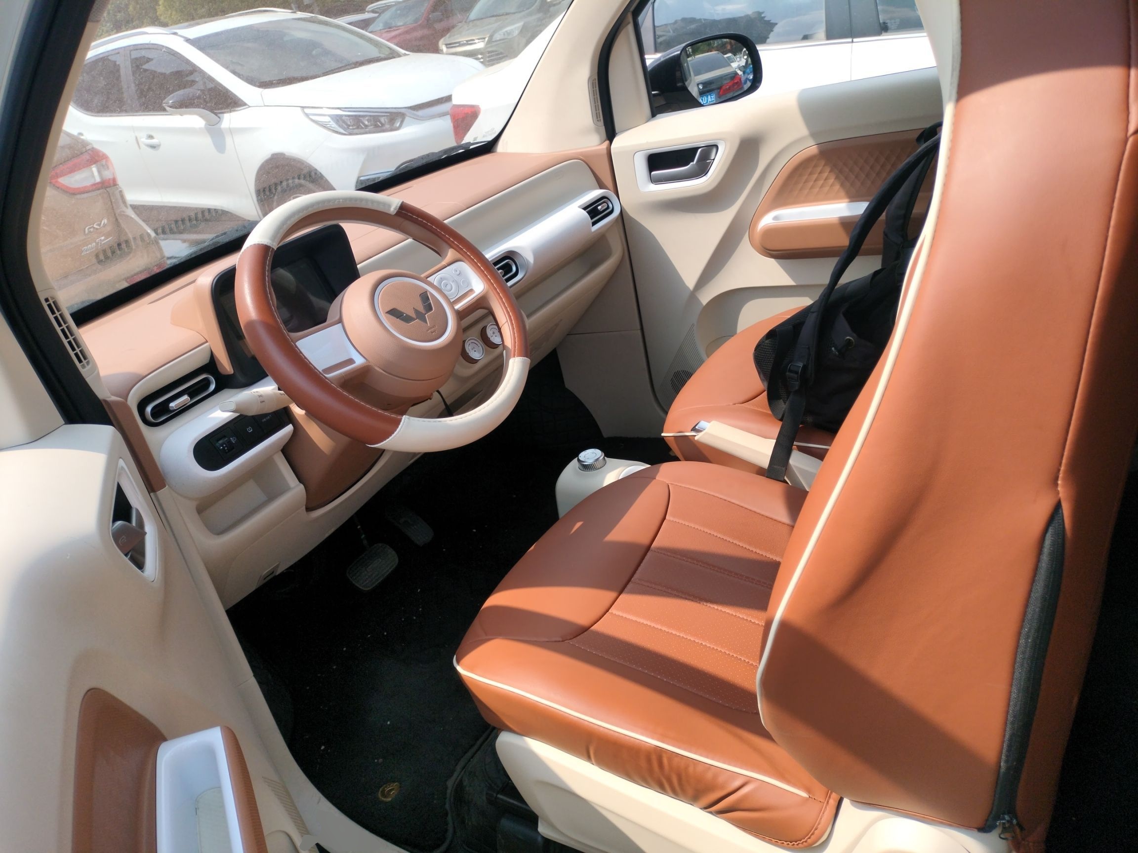 المقاعد الأمامية داخل السيارة