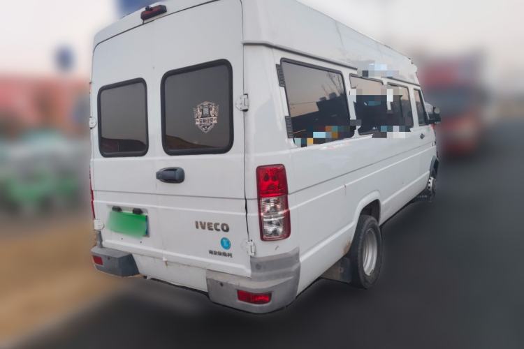 Used Iveco Daily 2021 2.5T A40 M1 Passenger Van 5-9 Seats Long Wheelbase Mid-Roof Design Dual Tires Manual Doors