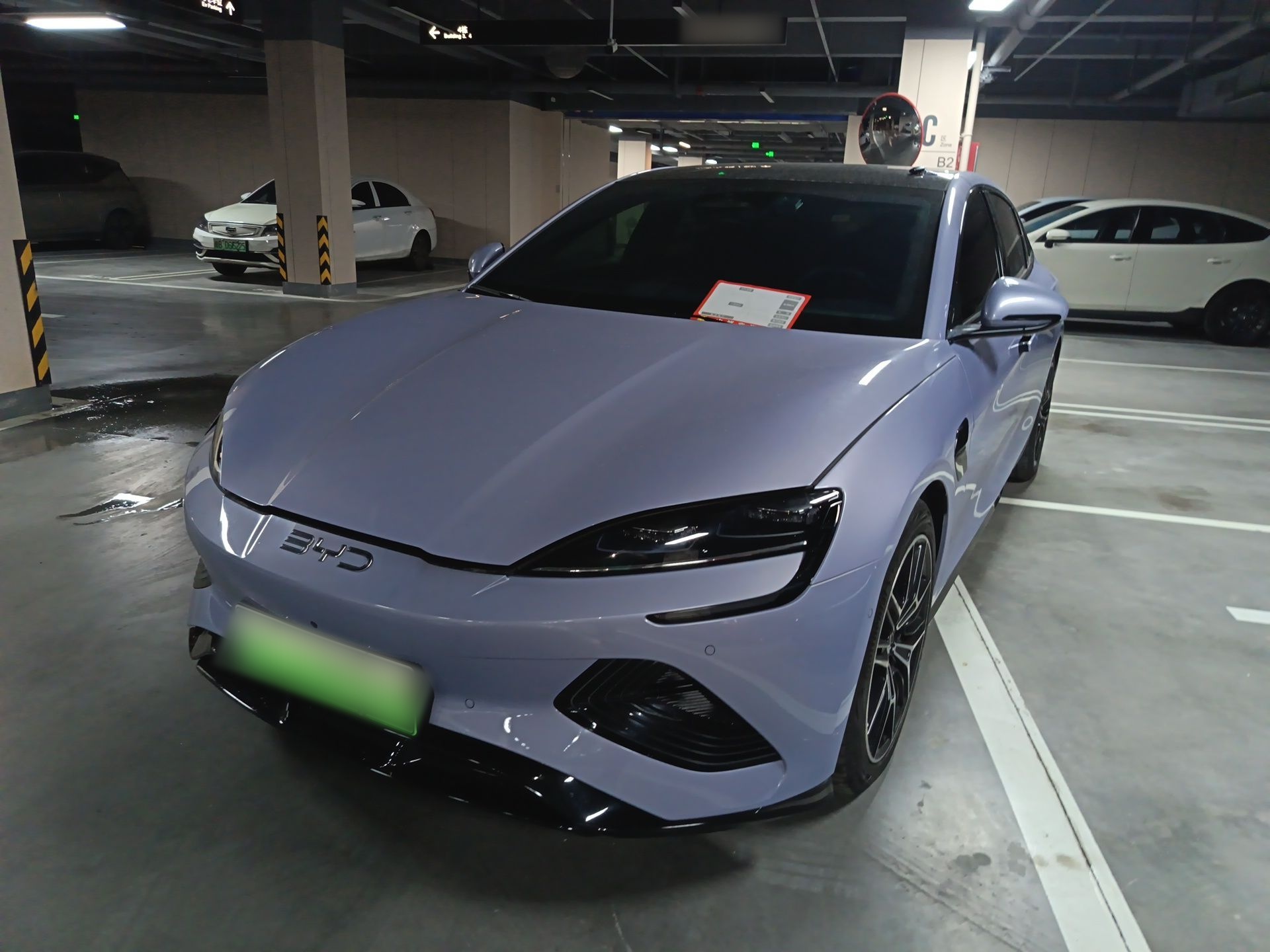 تحت مقدمة السيارة