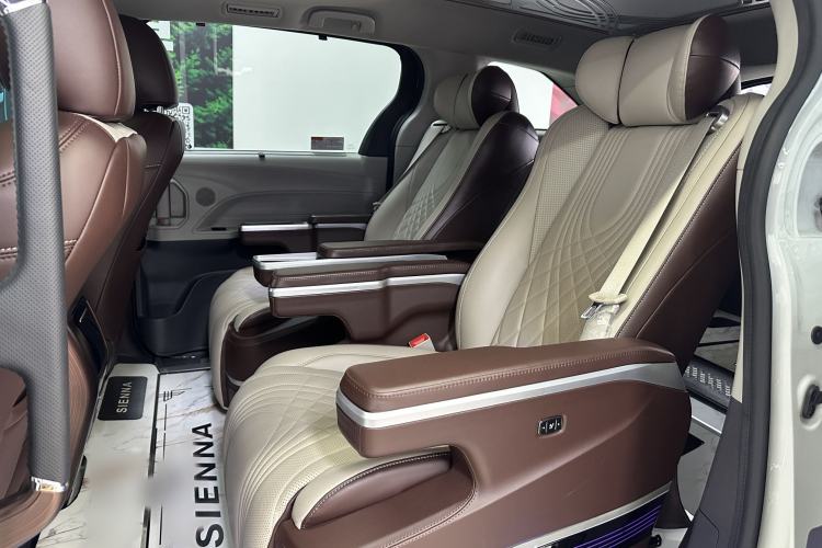 Used Toyota SIENNA 2023 2.5L Hybrid Comfort Edition Interior 6