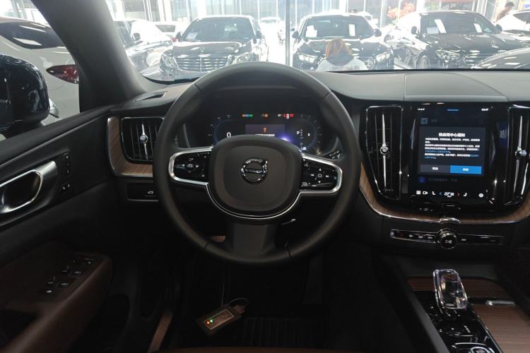 Used Volvo XC60 2024 B5 4x4 Smart Luxury Edition Steering Wheel