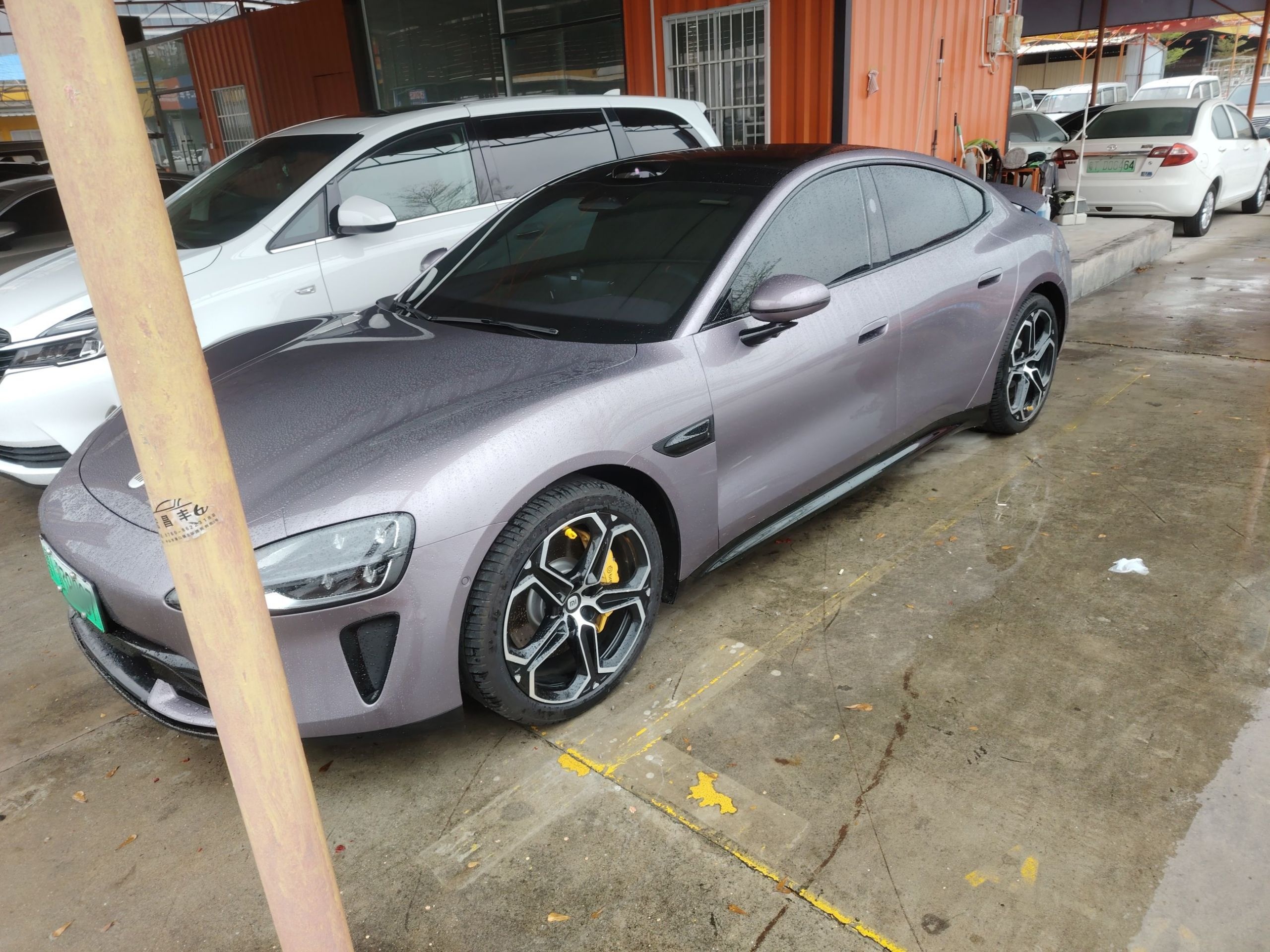 تحت مقدمة السيارة