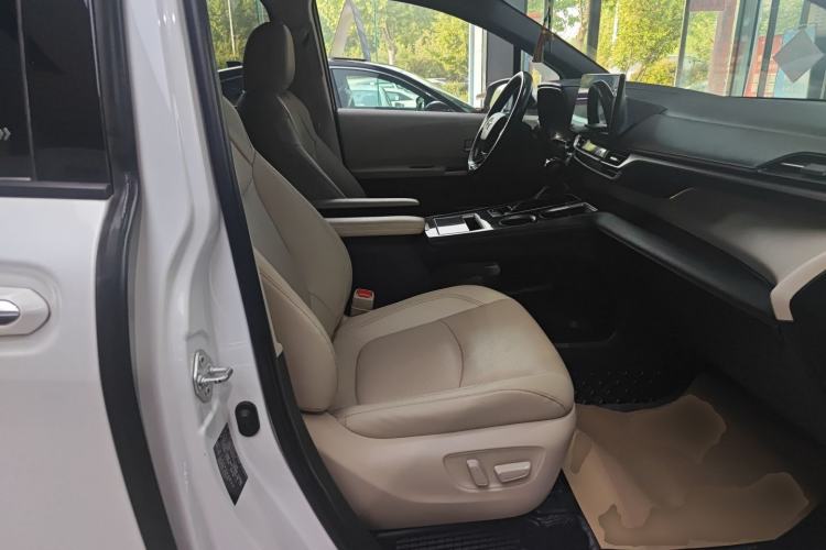 Used Toyota SIENNA 2023 2.5L Hybrid Deluxe Edition Right Front Seat