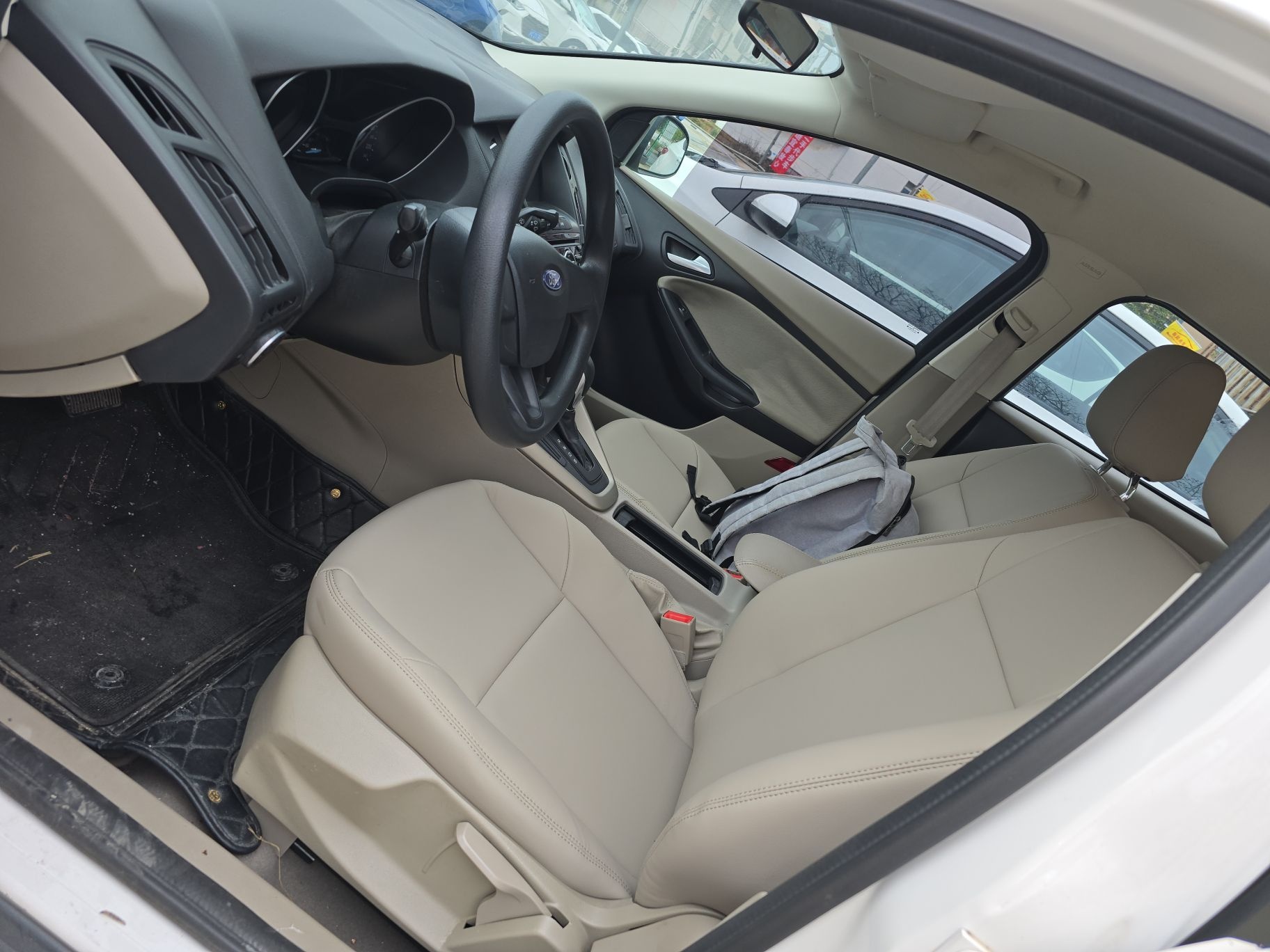 Переднее сиденье в автомобиле