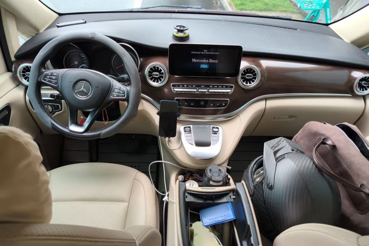 Used Mercedes-Benz V-Class 2020 V 260 Avantgarde Edition Center Console