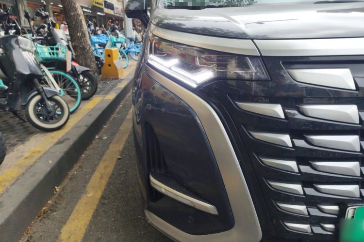 Used Denza D9 2022 DM-i 1040 Prestige Model Exterior 6