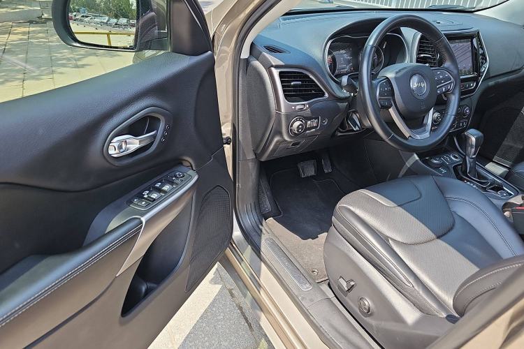 Used Jeep Cherokee 2019 2.0T Four-Wheel Drive All-Round Version China VI
