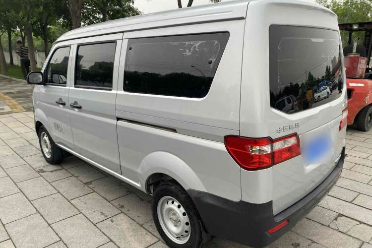 Used Jinbei Hiace X30 2023 1.5L Super-Comfortable Passenger Van 5/6/7-Seater Non-Air-Conditioned Version Model SWC15M