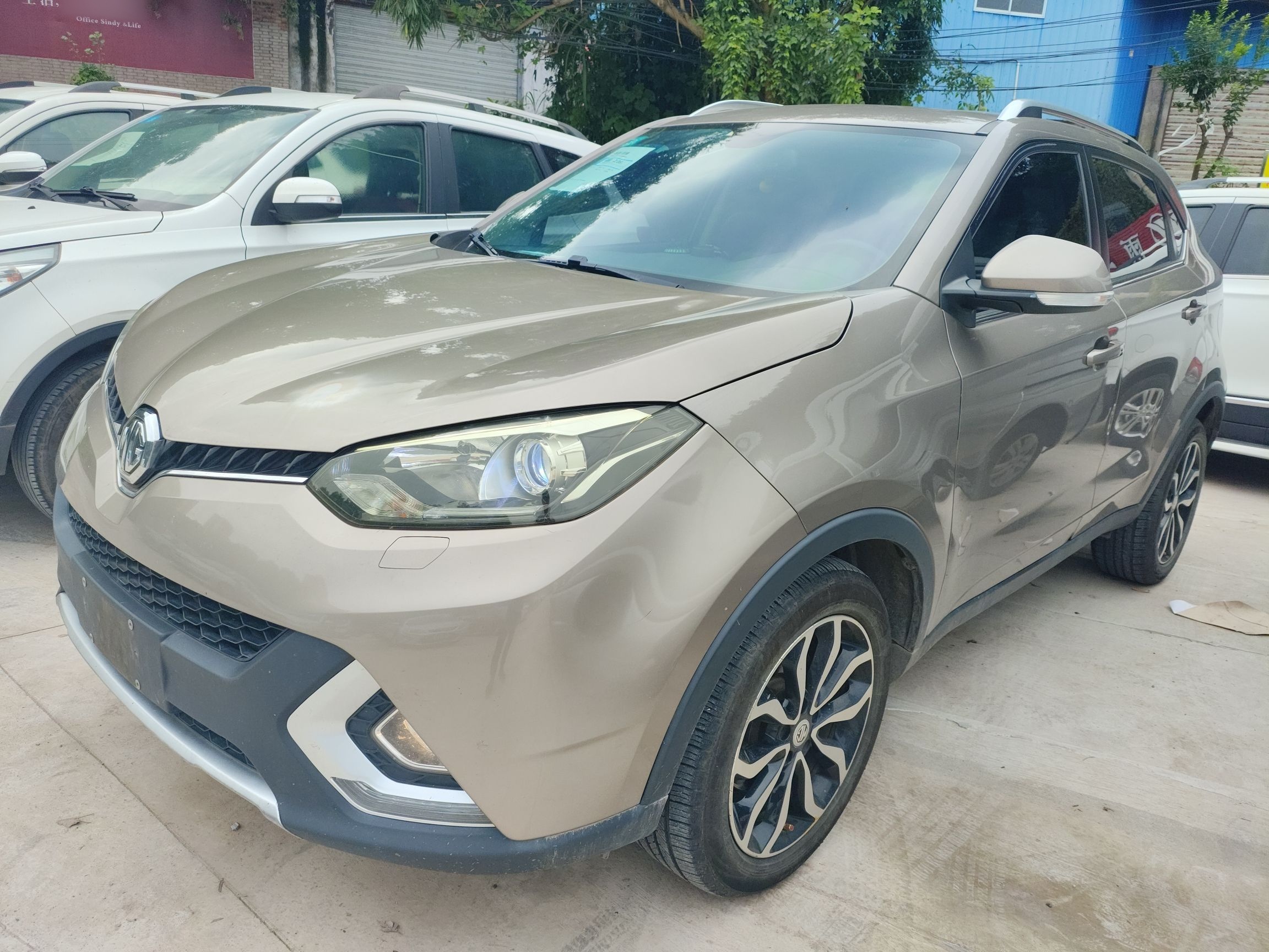 تحت مقدمة السيارة