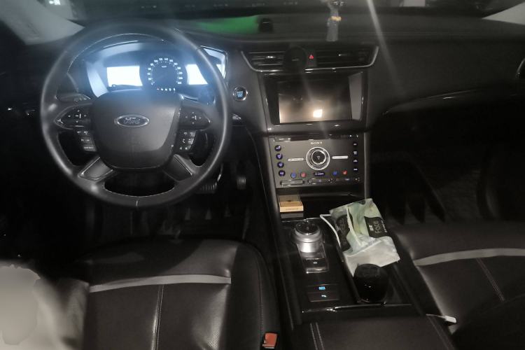 Used Ford Taurus 2015 EcoBoost 245 Luxury Model Center Console