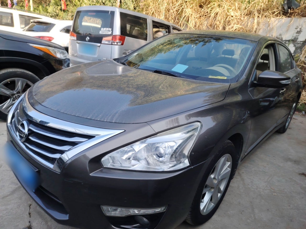 Под передней частью автомобиля