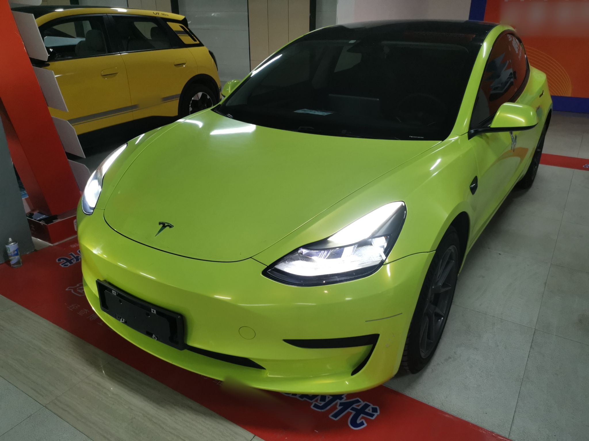 Под передней частью автомобиля