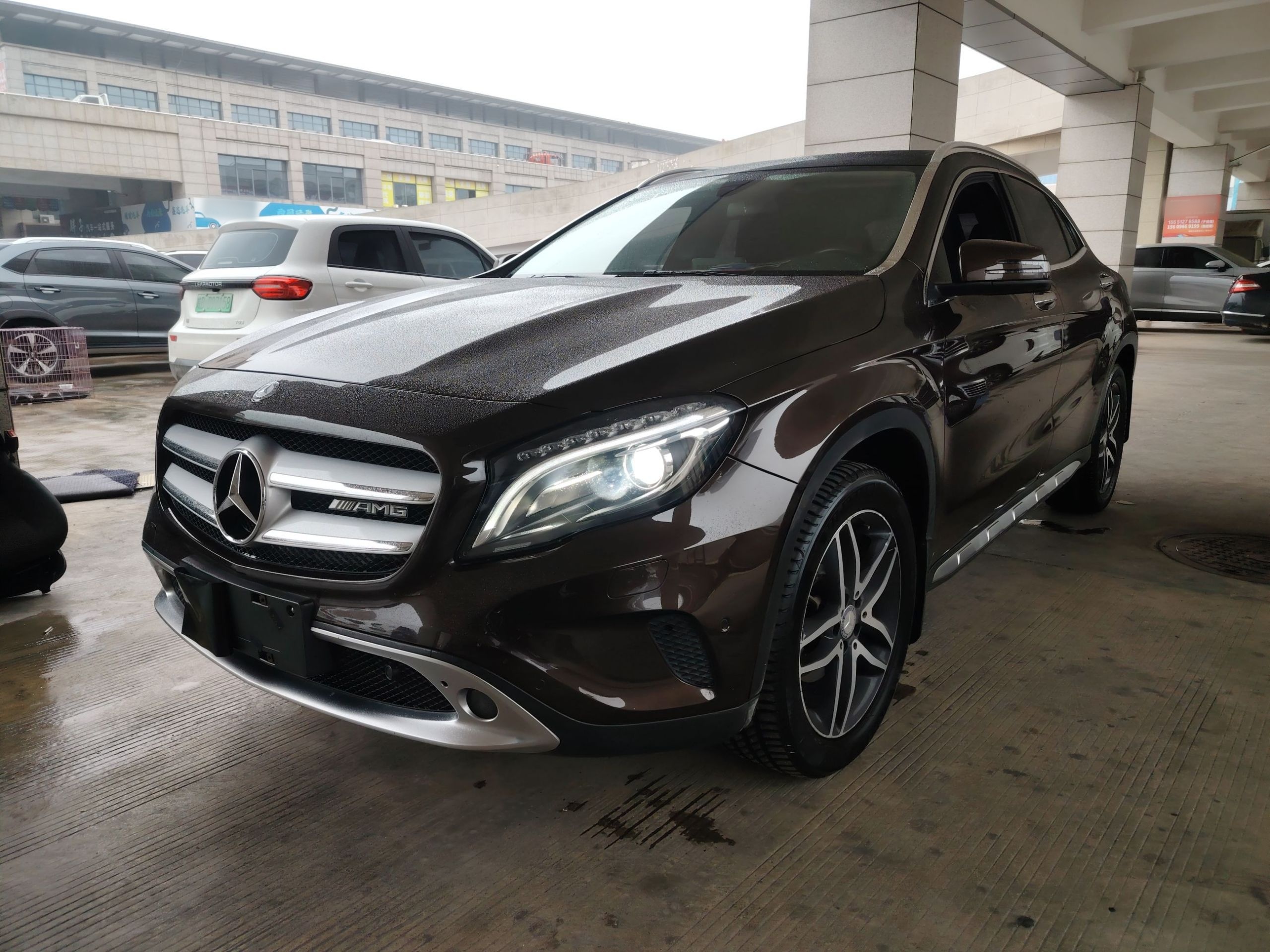 Под передней частью автомобиля