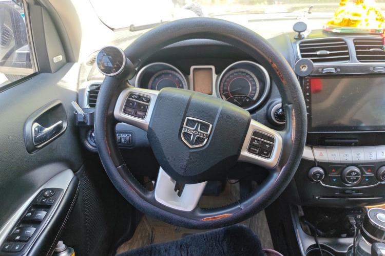 Used Dodge Journey 2013 2.4L Two-Wheel Drive Luxury Version Steering Wheel