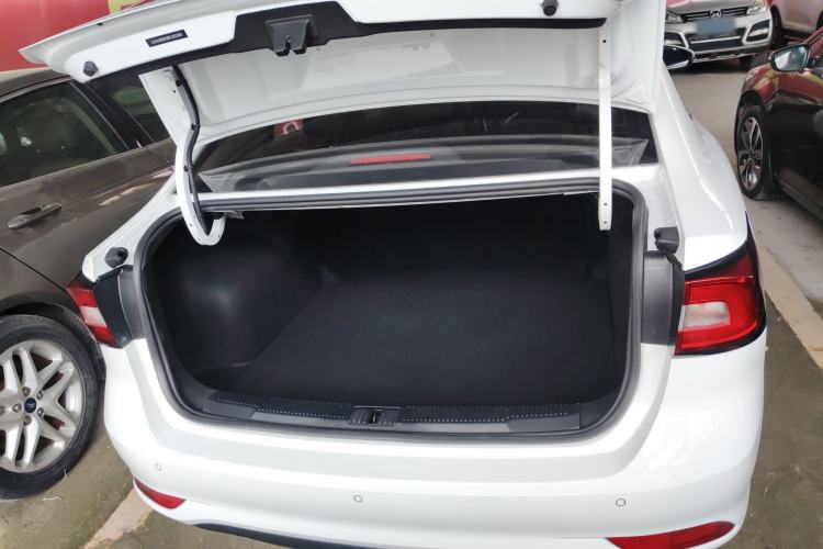 Used Roewe i5 2020 1.5L Automatic 4G Connect Luxury Flagship Edition
