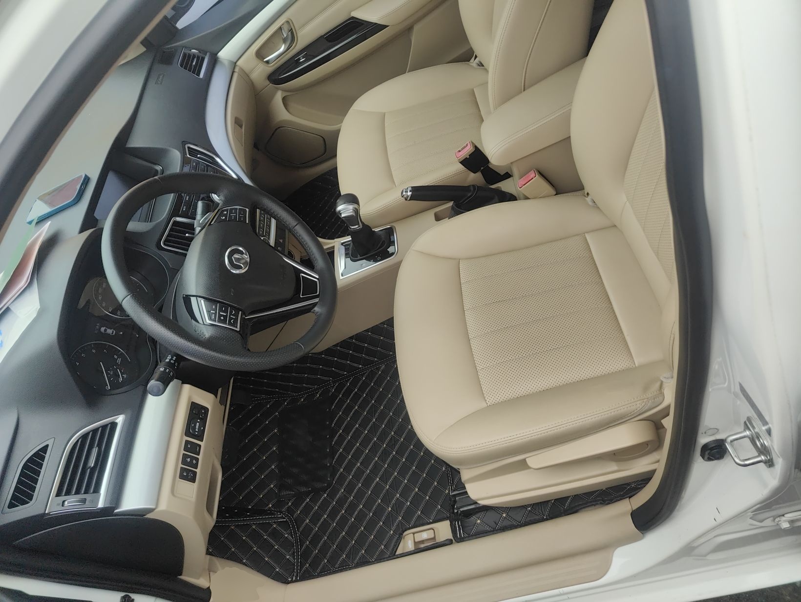 Переднее сиденье в автомобиле