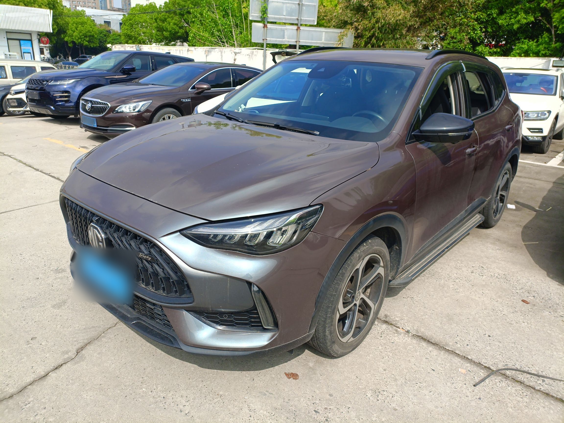 Под передней частью автомобиля