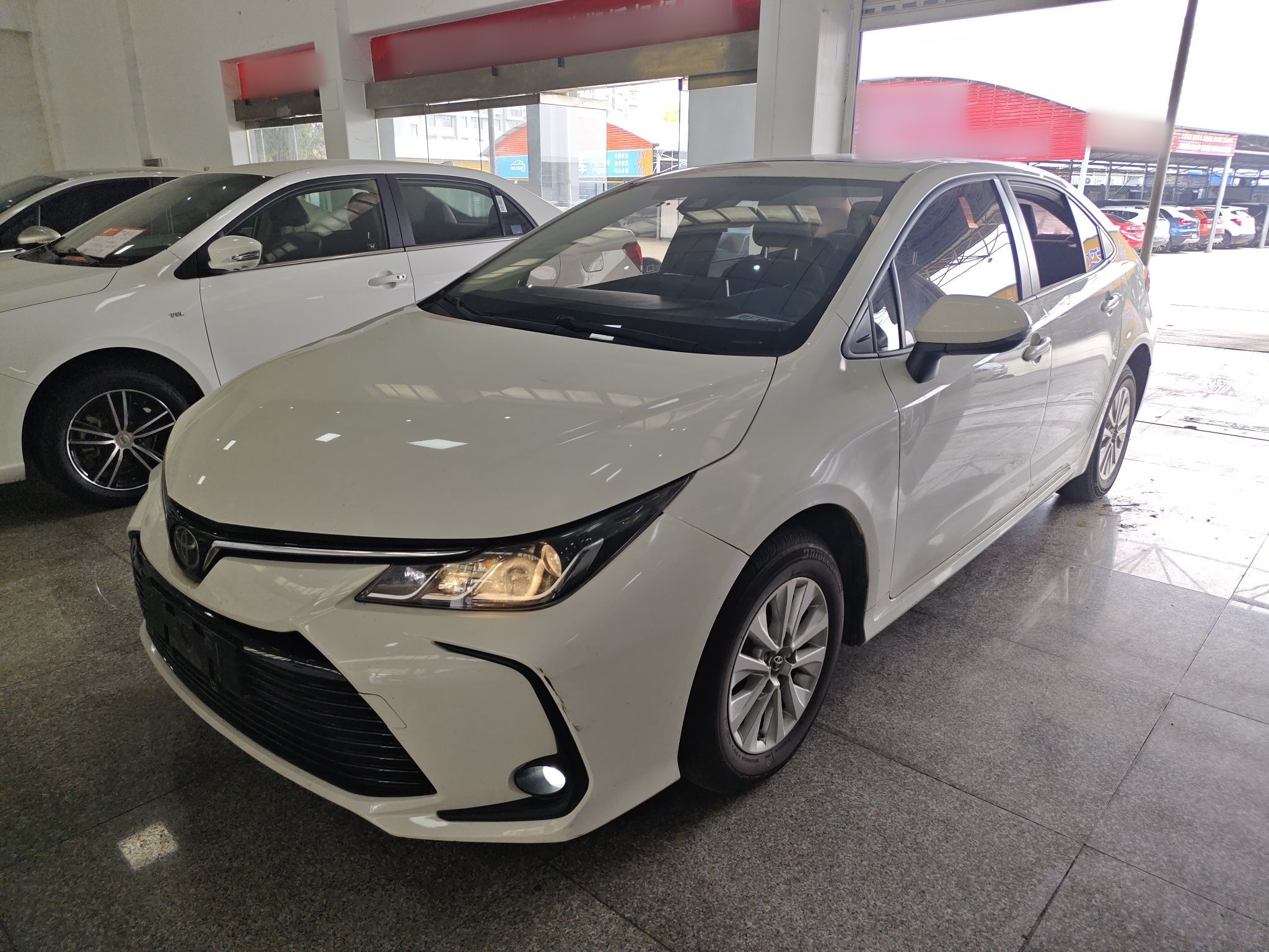 تحت مقدمة السيارة