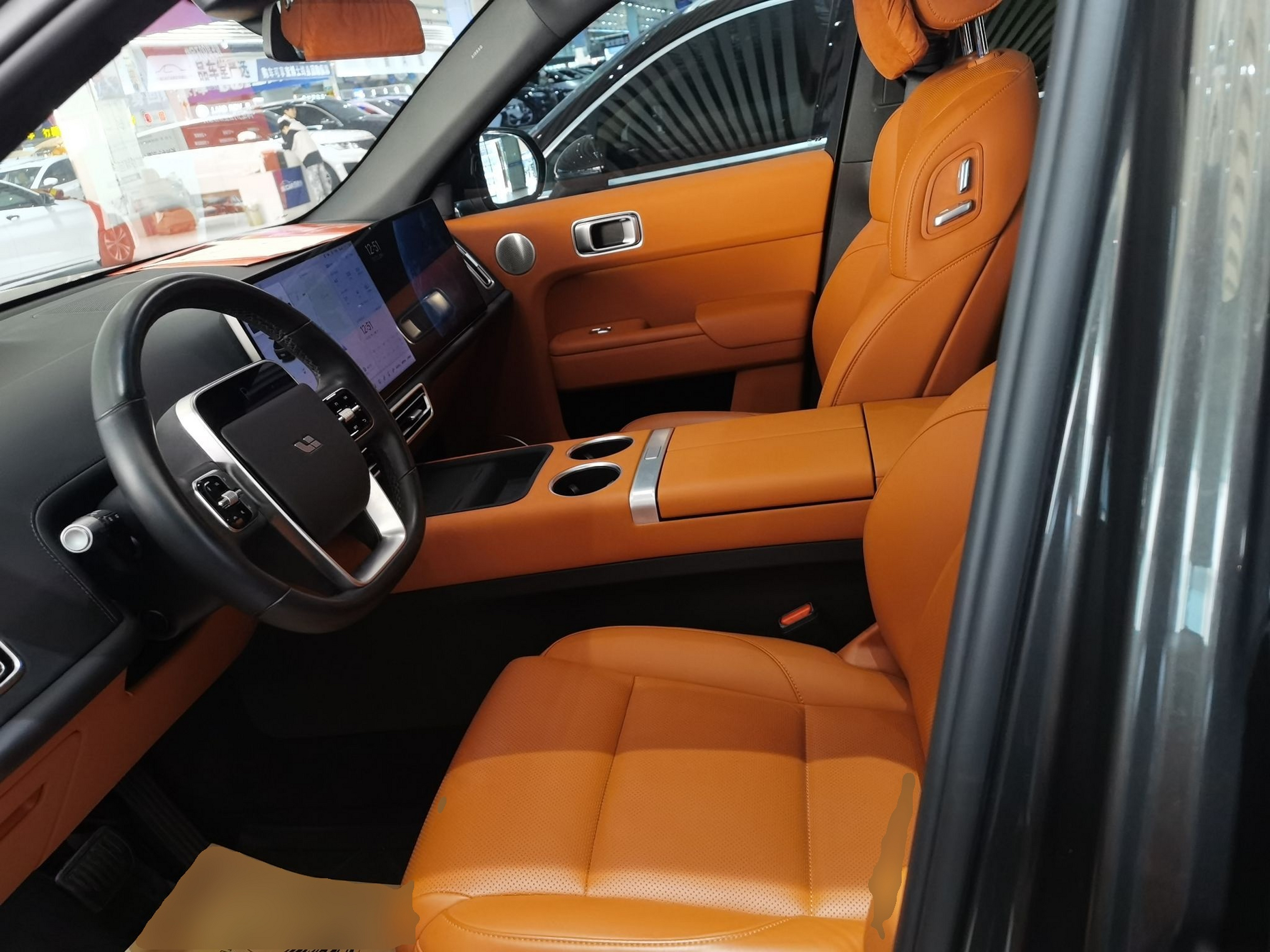 Переднее сиденье в автомобиле