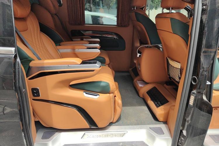 Used Mercedes-Benz Vito 2023 2.0T Elite Version 7 Seats Left Rear Seat