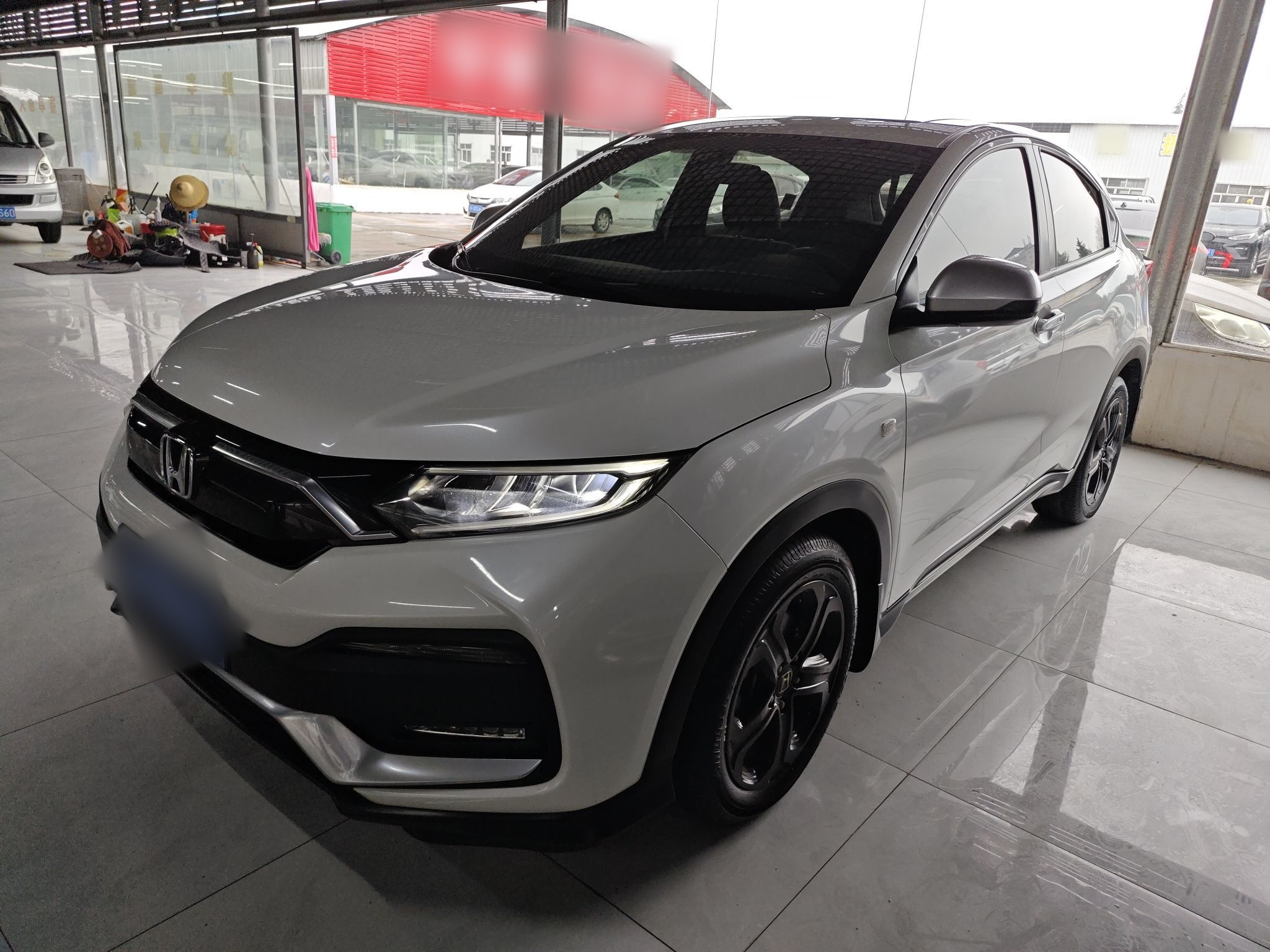 تحت مقدمة السيارة