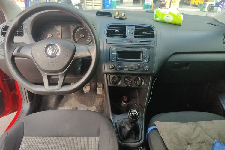 Used Volkswagen Polo 2016 1.4L Manual Fashion Model Center Console