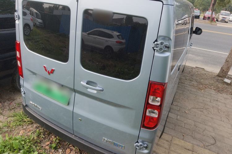Used Wuling Yangguang 2024 300KM Comfort Version Passenger Van 75kW
