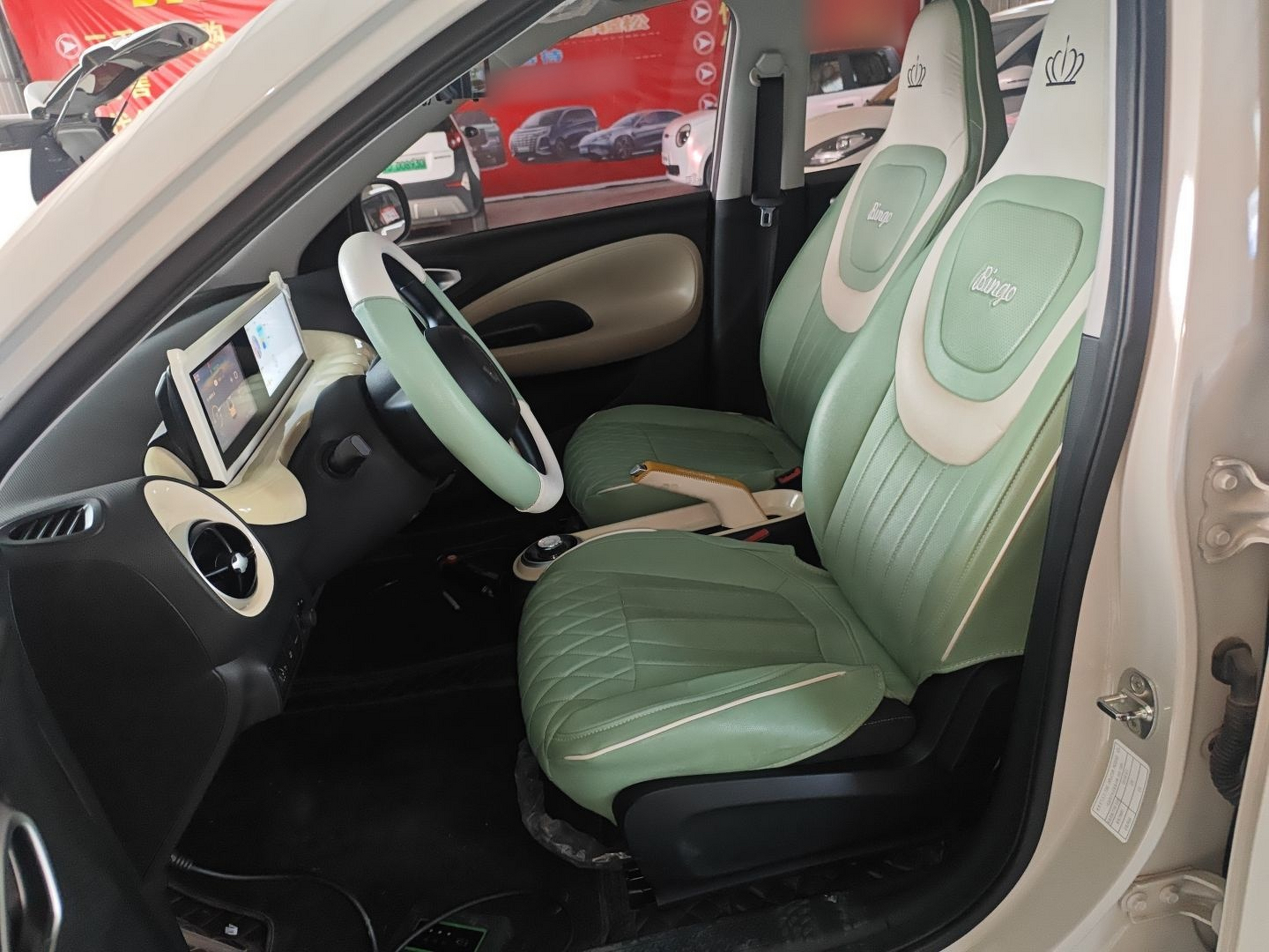 المقاعد الأمامية داخل السيارة