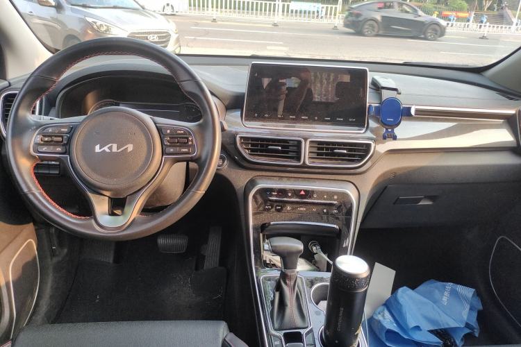 Used Kia KX5 2021 2.0L Automatic Two-Wheel Drive Comfort Edition Center Console