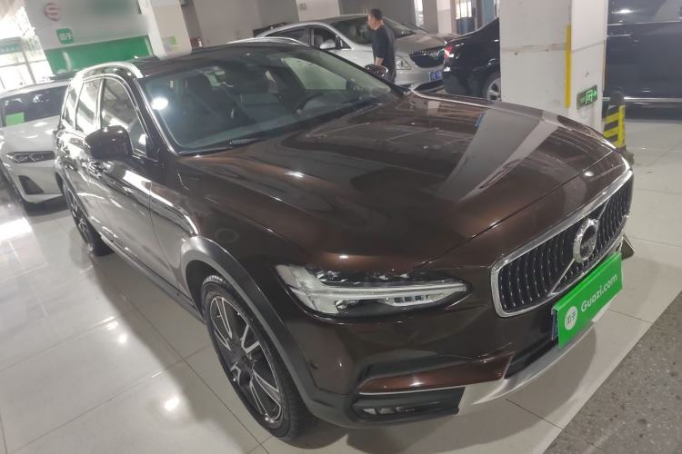 Used Volvo V90 2017 Cross Country T5 AWD Prestige Edition Front Right 45 Deg