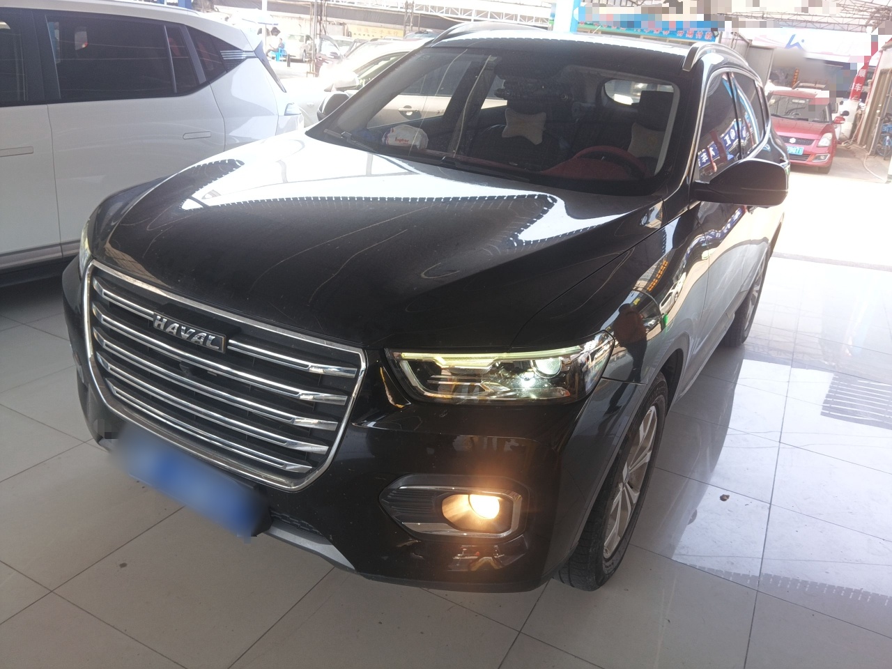 تحت مقدمة السيارة