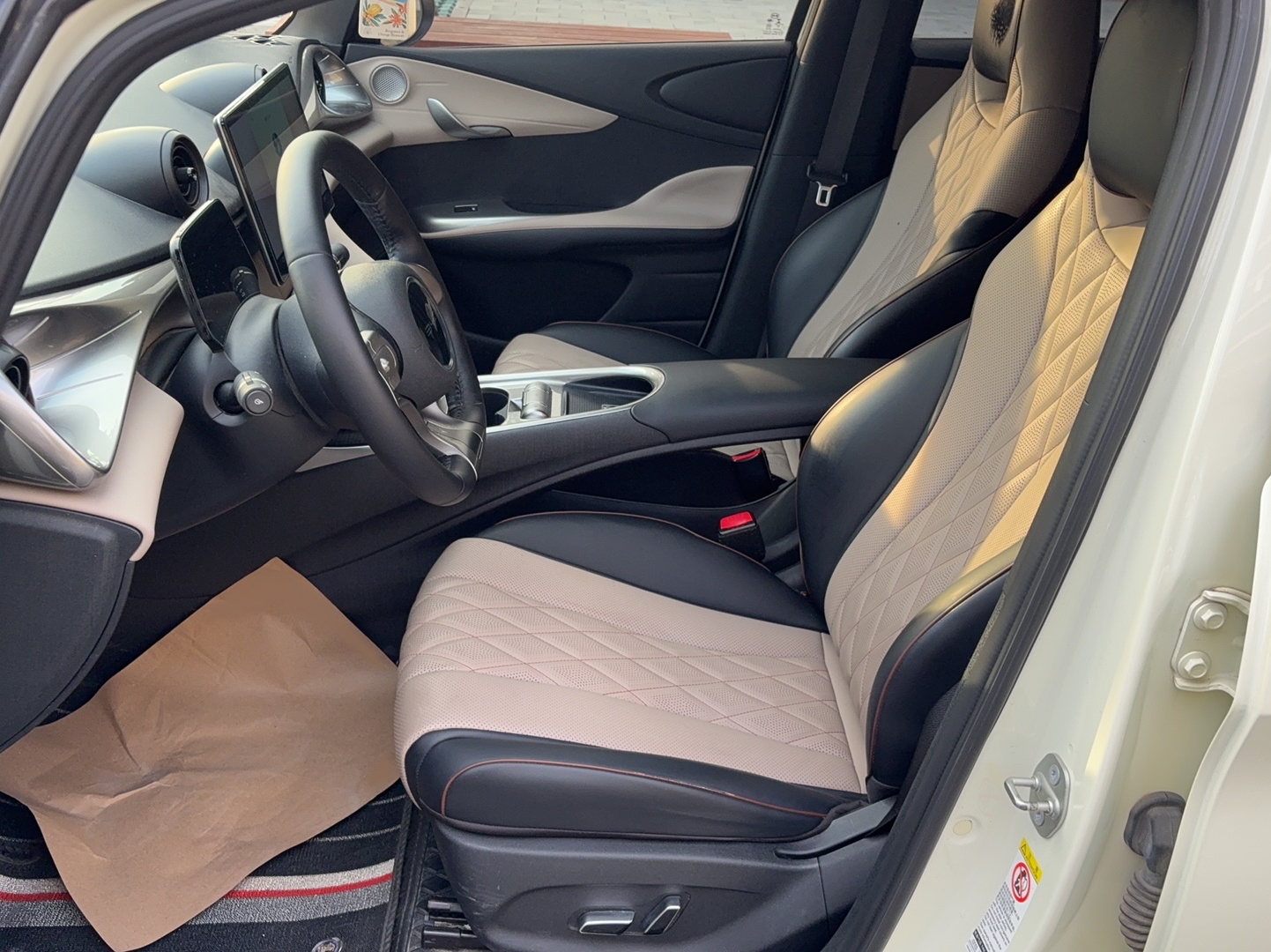 المقاعد الأمامية داخل السيارة