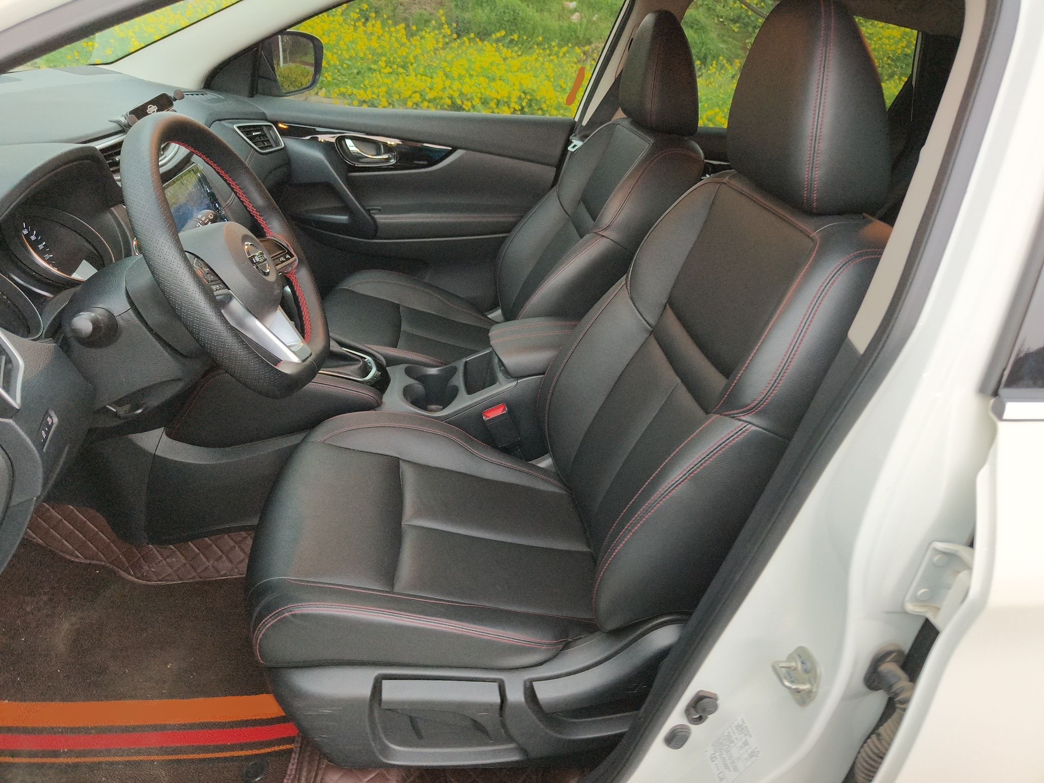 المقاعد الأمامية داخل السيارة