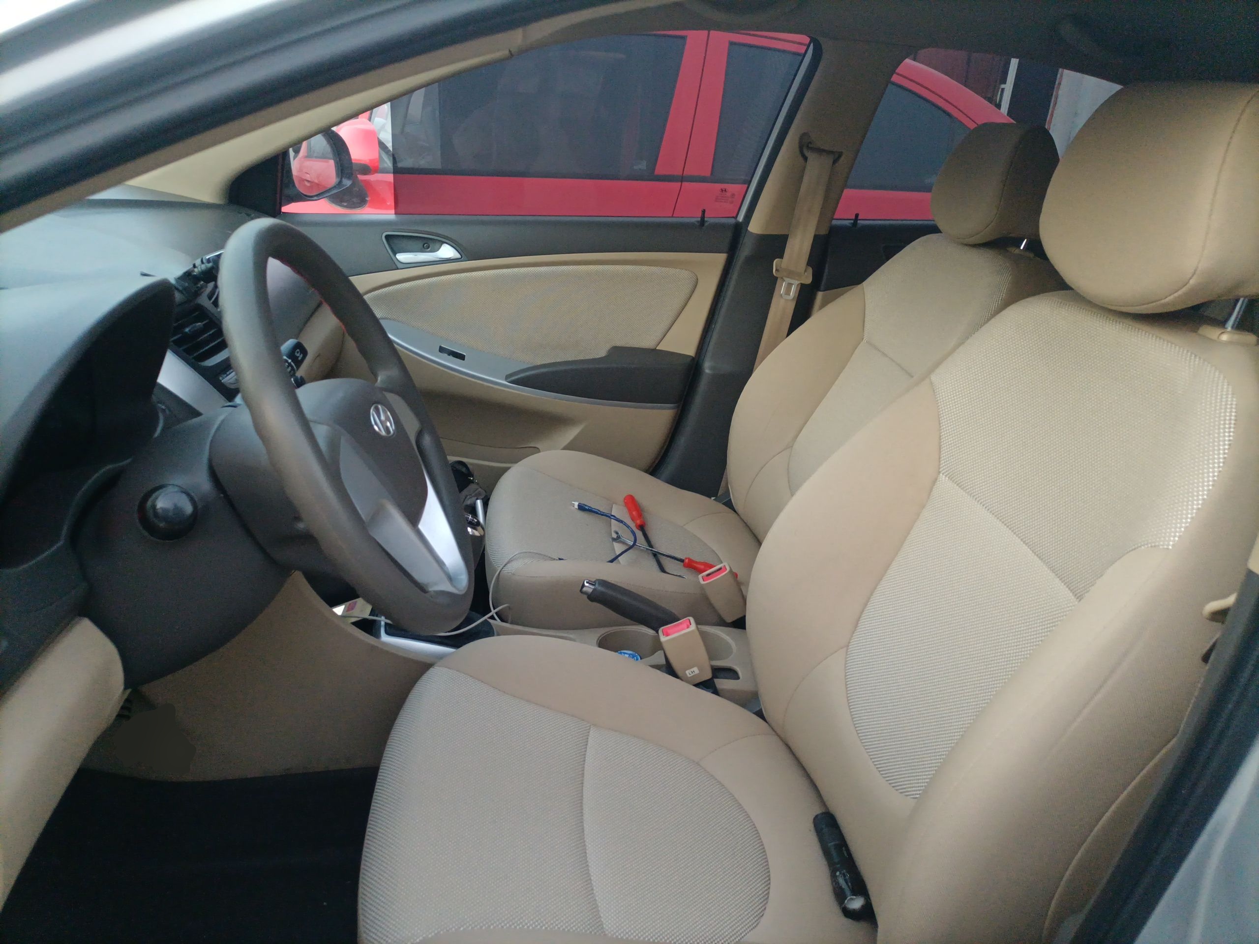 Переднее сиденье в автомобиле