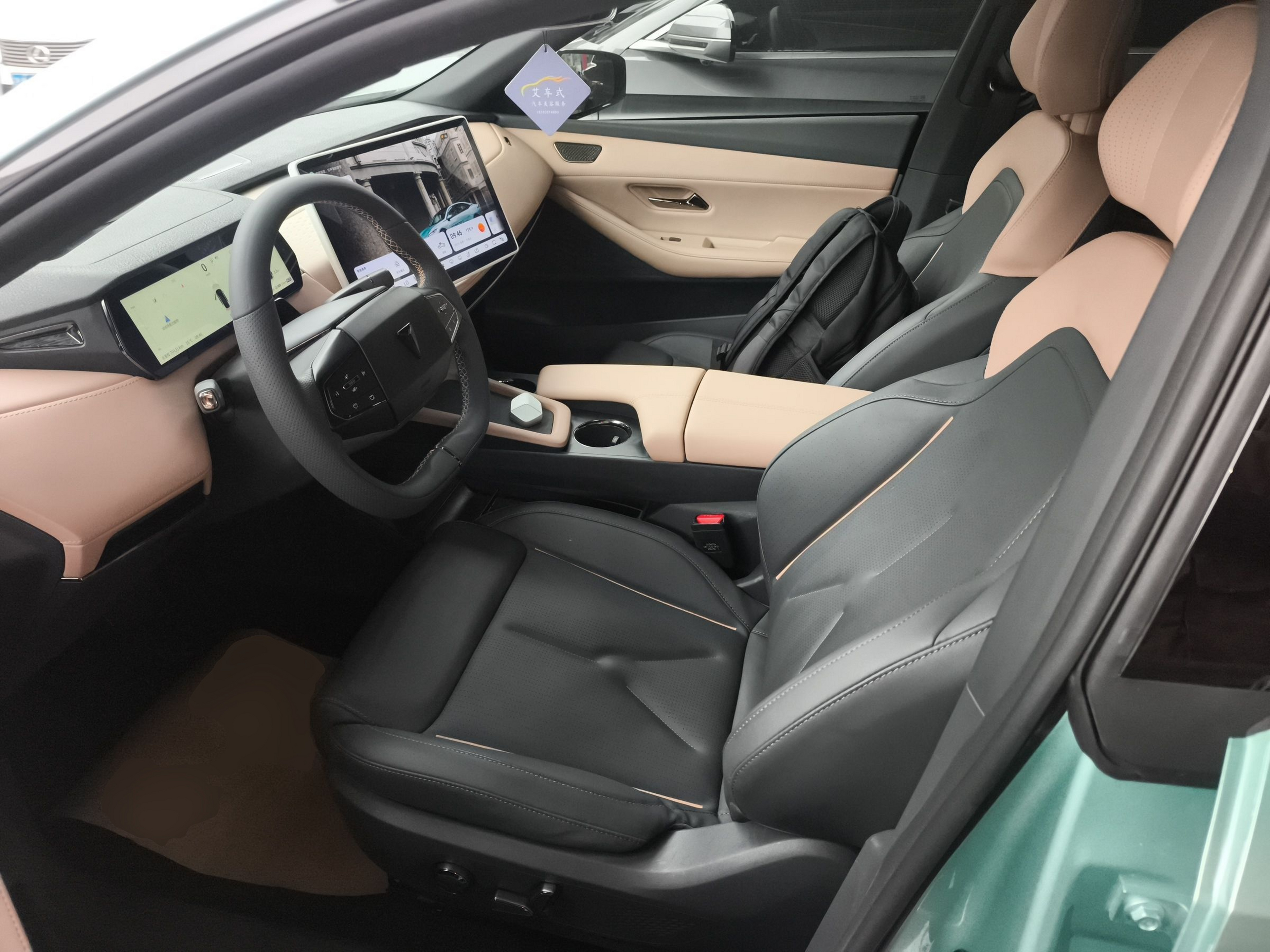 المقاعد الأمامية داخل السيارة