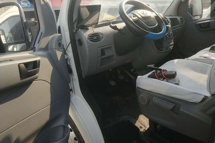 Used SAIC MAXUS Xintu V80 2023 2.0T Manual Classic City Delivery King Short Wheelbase Mid-Roof 3-Seater
