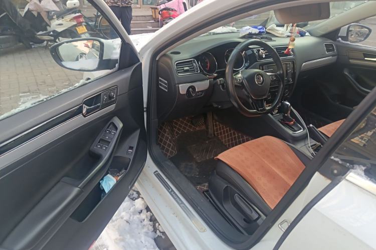 Used Volkswagen Sagitar 2015 1.6L Automatic Comfort Model
