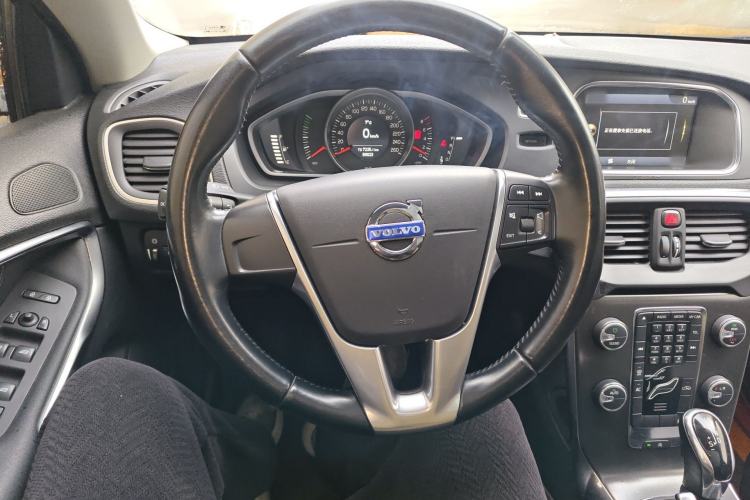 Used Volvo V40 2013 2.0T Zhiyi Edition Steering Wheel